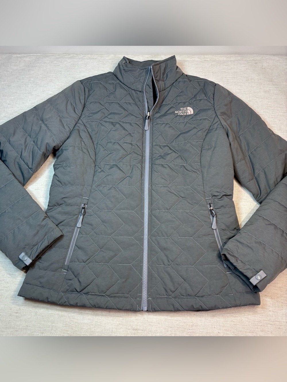 The North Face Women's M Quilted Puffer Jacket in gray full zip long sleeve